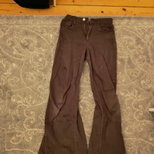 H&M barn jeans 👖 - Ett par bruna jeans som är använda typ 10-15 gånger men har ändå fantastiskt skick. Vi kan diskutera priset. ☺️❤️