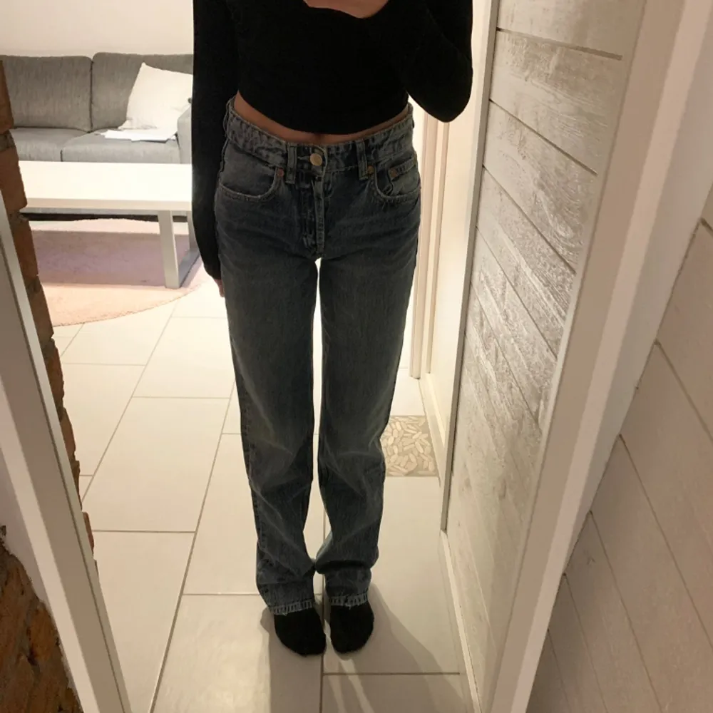 Blåa lågmidjade jeans från Zara. Jag är 165 cm och jeansen är bra i längden på mig. Aldrig använda och i väldigt bra skick🫶🏽. Jeans & Byxor.