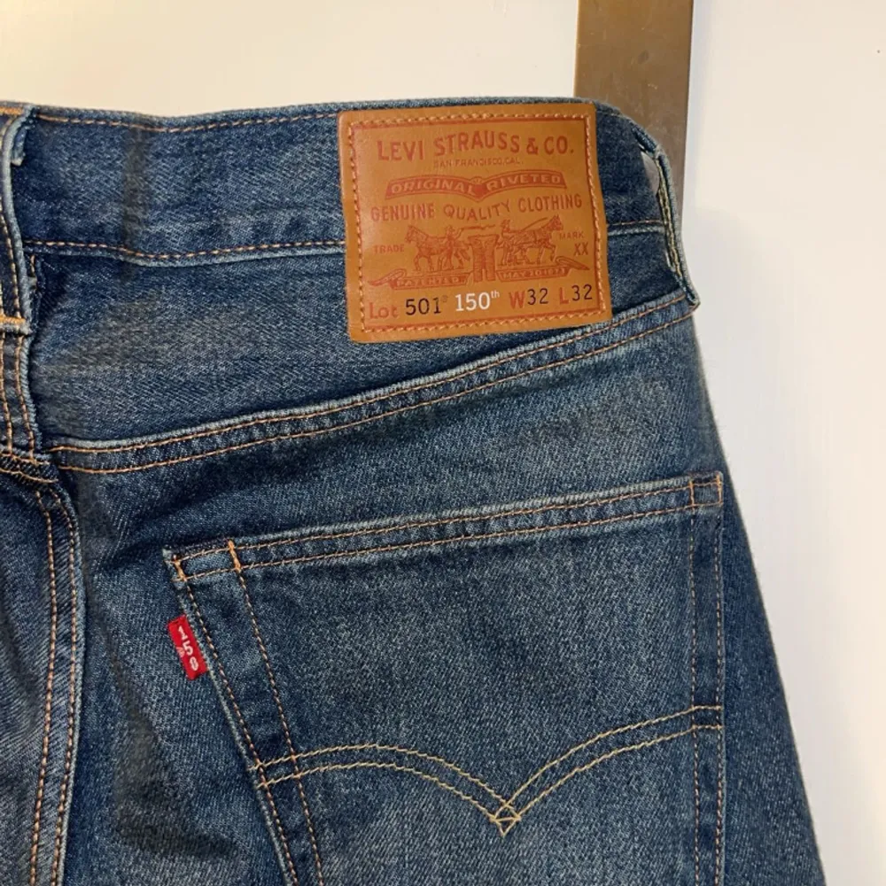 Nu dessa snygga Levis jeans (501). Riktigt snygga och är i bra skick. Använder inta pga att de inte kommer till användning. Hör av er vid frågor!. Jeans & Byxor.