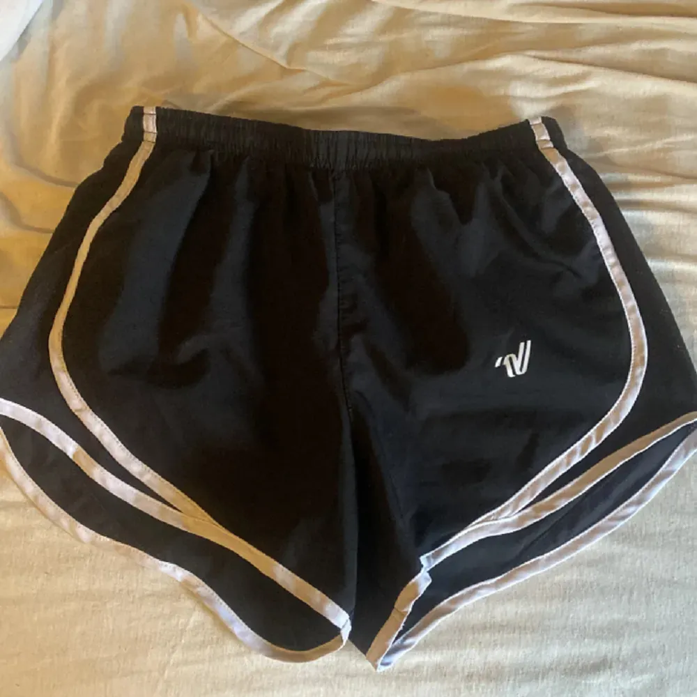 Säljer mina Varsity shorts säljer dom därför att de inte har kommit till användning💕. Shorts.