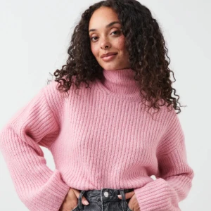 trendig coquette stickad tröja - säljer denna magiska rosa stickade tröjan med halv polokrage från gina tricot! den är super trendig och perfekt färg till våren! nypris är 399, köparen står för frakten!🩷🩷