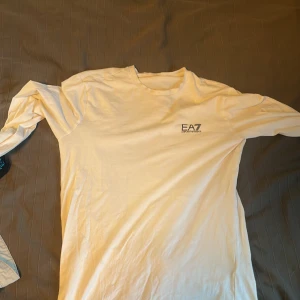 Armani tröja  - Använd en gång,passa inte därför jag säljer tröjan 