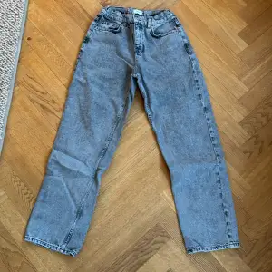 Säljer ett par Ljusgråa Grunt jeans för att de är. Använda ett fåtal gånger. Nypris 650kr Jag säljer de för 75kr Storlek 27 