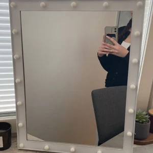 Sminkspegel  - Säljer min Sminkspegel då jag fått en ny. Den har inga defekter och är i bra skick. För fler bilder eller frågor kan ni skriva till mig. 