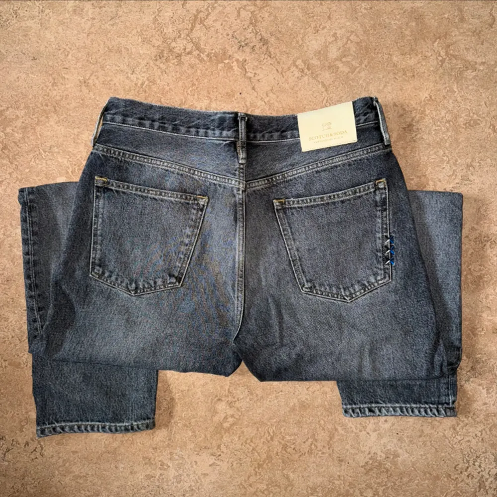 Grå jeans av märket Scotch & Soda med väldigt fina detaljer som gör jeansen mer unika Storlek: 32x32. Jeans & Byxor.