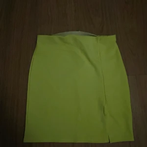 Neon kjol  - Neon kjol i gult, sitter tajt och skönt och superfin, aldrig använd  