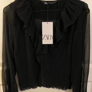 Volangblus ZARA - Hej säljer min fina volang blus från zara den har inte kommit till så mycket användning det är därför jag säljer den. (Den är i nyskick) bilden är lånad men skriv om ni vill ha mer bilder.💗