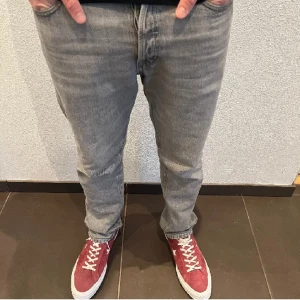 Jack & Jones Jeans - Jack and Jones jeans i riktigt schysst färg! Skicket är 10/10, storlek 29/32 Modellen är 178 och väger 65kg. Hör av er vid intresse (bilder från föregående säljare)