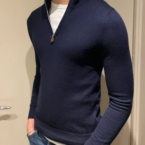 Stenströms zip  - Nu säljer vi denna fina half zip från stenströms i färgen mörkblå. Den är i mycket gott skick. Hör av er vid frågor eller funderingar💬