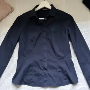 Figursydd mörkblå skjorta från Massimo Dutti. Säljer då den är för stor och den har inga tecken på användning!💕