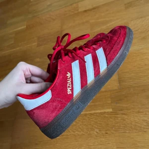 röda adidas handball spezial - har använt dem några gånger, väldigt fint skick fortfarande tycker jag!! stl 40,5, skulle säkert passa 40 också❣️
