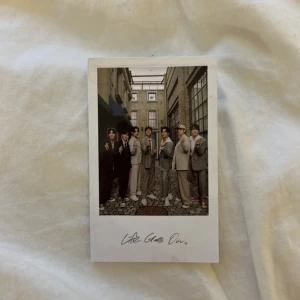 Bts BE album postcard - En liten postcard från Bts albumet BE, jätte fin att ha i plånboken eller sitt telefon skal :)