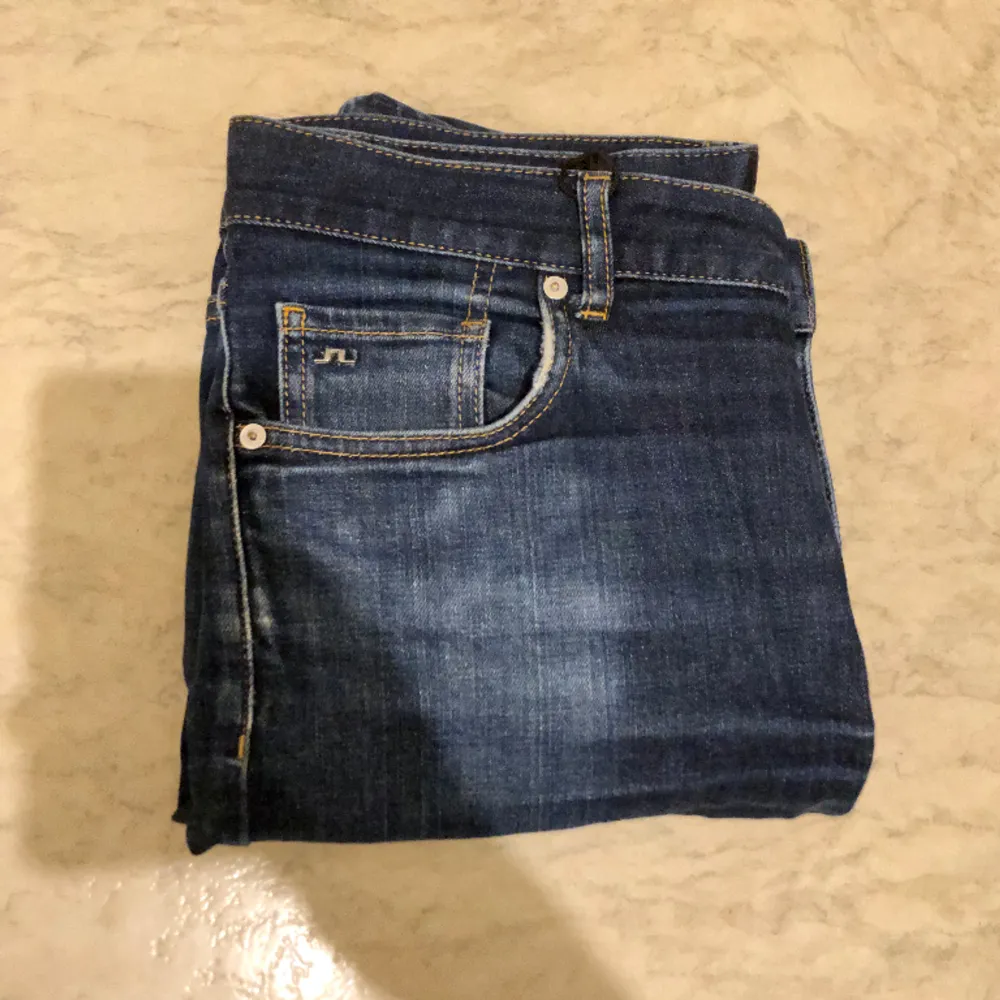 Extremt snygga J.Lindeberg jeans i Slimfit som är använda endast ett fåtal gånger och säljs för endast 379kr! 👖 Tveka inte på att skriv till oss vid minsta lilla fundering :). Jeans & Byxor.