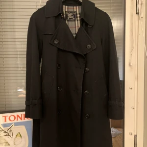 Burberry trenchcoat  - Burberry trench coat i mörkblå i storlek small, riktigt schysst till våren. Bra skick  