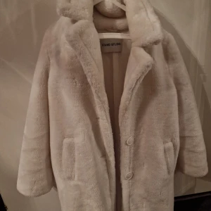 Vit fuskpäls kappa - Använd vid ett tillfälle, nyskick