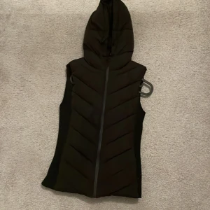 Zara väst - Snygg zara väst i storlek XS som är perfekt till våren/hösten! Pris kan diskuteras.