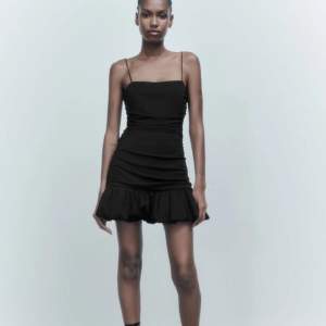 (första bilden är lånad) Klänning från Zara som inte längre säljs, endast använd en gång. Dragkedja på sidan och justerbara axelband!💘