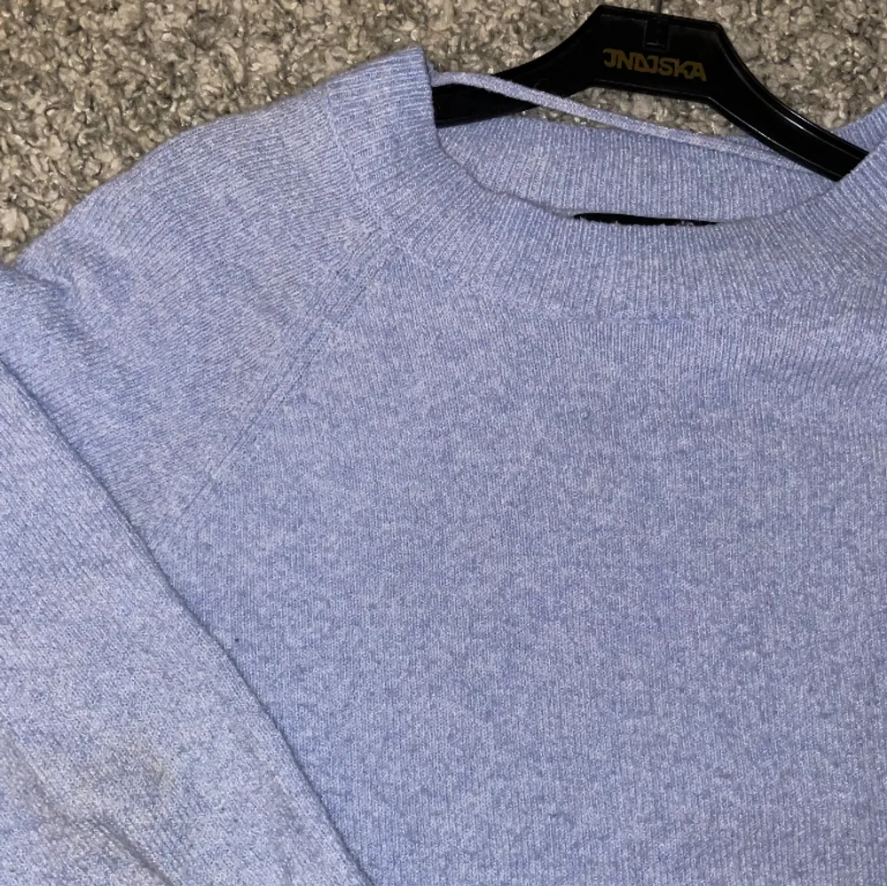 Fin tröja från Vero Moda, fint skick. Samma modell som på bilden men skulle säga att färgen inte är lika klarblå, kolla sista bilden! Hör av er vid funderingar❤️ Priset är diskuterbart. Tröjor & Koftor.