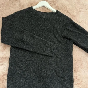 Stickad tröja  - Stickad tröja från vero moda inga defekter och inte nopprig, passar även xs