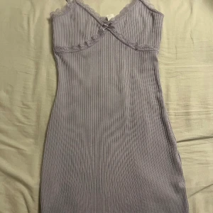 Ribbad klänning utan ärmar - En ribbad klänning utan ärmar från H&M, storlek S. Aldrig använd. Köpte för 200kr säljer för 150kr. (Snabb affär= billigare) Tryck inte på köp utan skriv till mig innan!