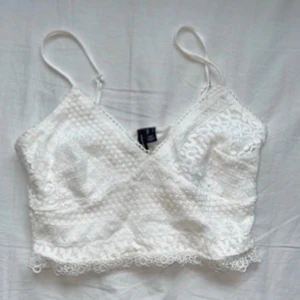 Supersöt topp🌸 - Supergullig topp perfekt till sommaren. Stretchig i bakdelen på toppen så den sitter bättre!! Köpe den förra sommaren aen endast använd 1-2 gånger! Toppenskick!  Köpte på veromoda för ca 250 kr!🌟🫶🏻