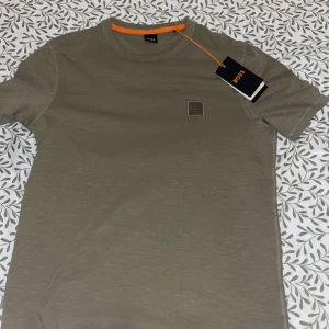 Oanvänd Hugo boss t shirt i militärfärg - Jättefin och oanvänd Hugo boss tröja i storlek M