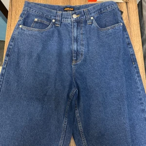 Santa Cruz jeans  - Baggy Santa Cruz jeans. Helt oanvända med samma passform som big boys.  Nypris 999