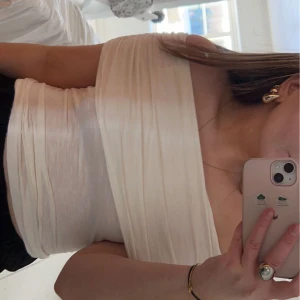 Off schoulder topp! - Helt ny off schoulder topp från Nelly!  Storlek M men ganska liten i storlek!