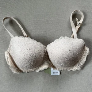 Oanvänd beige bh från Intimissimi  - Aldrig använd bh från Intimissimi, med prislappen kvar. Köpte fel storlek och säljer därför den nu 🩷 Nypris 369 kr, säljer den helst för 300 men pris kan diskuteras! 