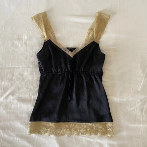 Babydoll milkmaid vintage top  - Så söt men passar tyvärr inte mig! Har en liten defekt, se bild 3