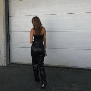 Lädertopp - Säljer denna lädertopp från Ida Carlsson X NAKD 🎀aldrig använd