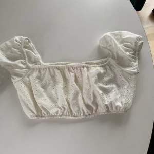 Söt topp - Söt vit topp i strlk S köpt utomlands 🌸 20kr + frakt