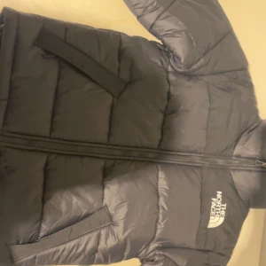 North face jacka dam - Hej sötisar❣️ jag säljer min north face jacka då den inte passar mig, jackan är i storlek xs och är knappt använd, den är köpt från hemsidan för 3 899 men säljs för 1900kr men pris kan självklart diskuteras❣️
