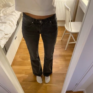 Low waist bootcut jeans  - Abrand jeans bootcut köpta från jeansbolaget. Storlek W26, jag är ca 170, ngt korta på mig, även lite stora i låren. Sparsamt använd.  Fler bilder och mått går att få💕