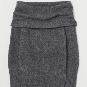 Off shoulder tröja - Säljer den här off shoulder tröjan från hm💞 Hör av er om ni har fler frågor eller funderingar💗