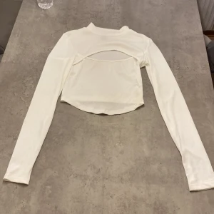 Tröja med öppet bröst  - Långärmad tröja  Aldrig använd 