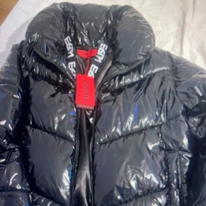 Hugo boss jacka  - Hugo boss jacka perfekt till hösten , aldrig använd , prislappen finns kvar  köpt för 3299 kronor , säljs för 1500 kronor i storlek M