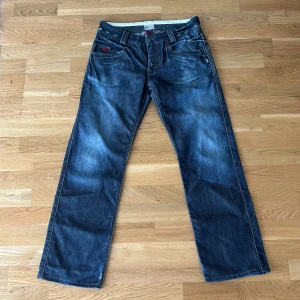 Tommy Hilfiger Jeans  - Riktigt feta par jeans från tidigt 2000 tal skulle jag säga, de har lite wear men det tillhör charmen med dem. Passar mig om jag har ett bälte👍🏻