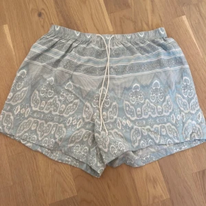 Shorts  - Sitter superfint på men är tyvärr försmå till mig🥲 har en supereliten fläck som inte går bort, men den märks knappt
