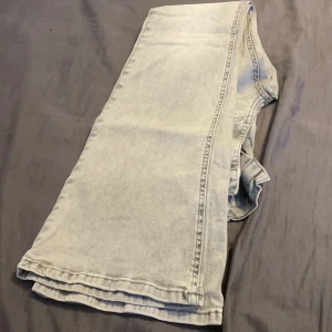 Bootcut jeans - Populära Bootcut jeans köpta på ginatricot för 500 kronor , endast använda 1 gång så i nyskick i storlek 38 , kommer i en jättefin ljusgrå färg perfekt till hösten , jeansen säljs för 300 kronor