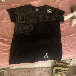 Svart cool tshirt! - Svart tshirt med coola tryck. Jätte snygg tshirt, säljer då den ej kommer till användning längre men den är i bra skick. Köpt här på plick för 350kr och pris kan diskuteras!💗 Skriv för fler bilder!