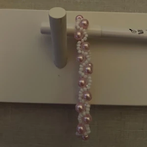 Pärlarmband - Säljer massor av pärlarmband som jag tillverkar själv. Jag har en tiktok där jag visar allt men även en hemsida. På tiktok heter jag jewelrybyissa 