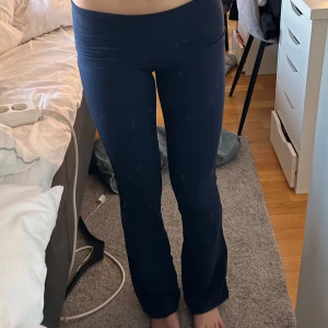 Helt oanvända yoga pants  - Aldrig använt dessa mörkblåa yoga pants ifrån Gina 🩷om du är intresserad så är de bara att skriva om bilder så skickar jag direkt !!🩷kostar 359kr men säljer för 199kr, KAN POSTA DAGEN DU KÖPER DOM!