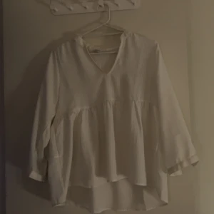 Blus - En jättefin vit blus från only i ny skick