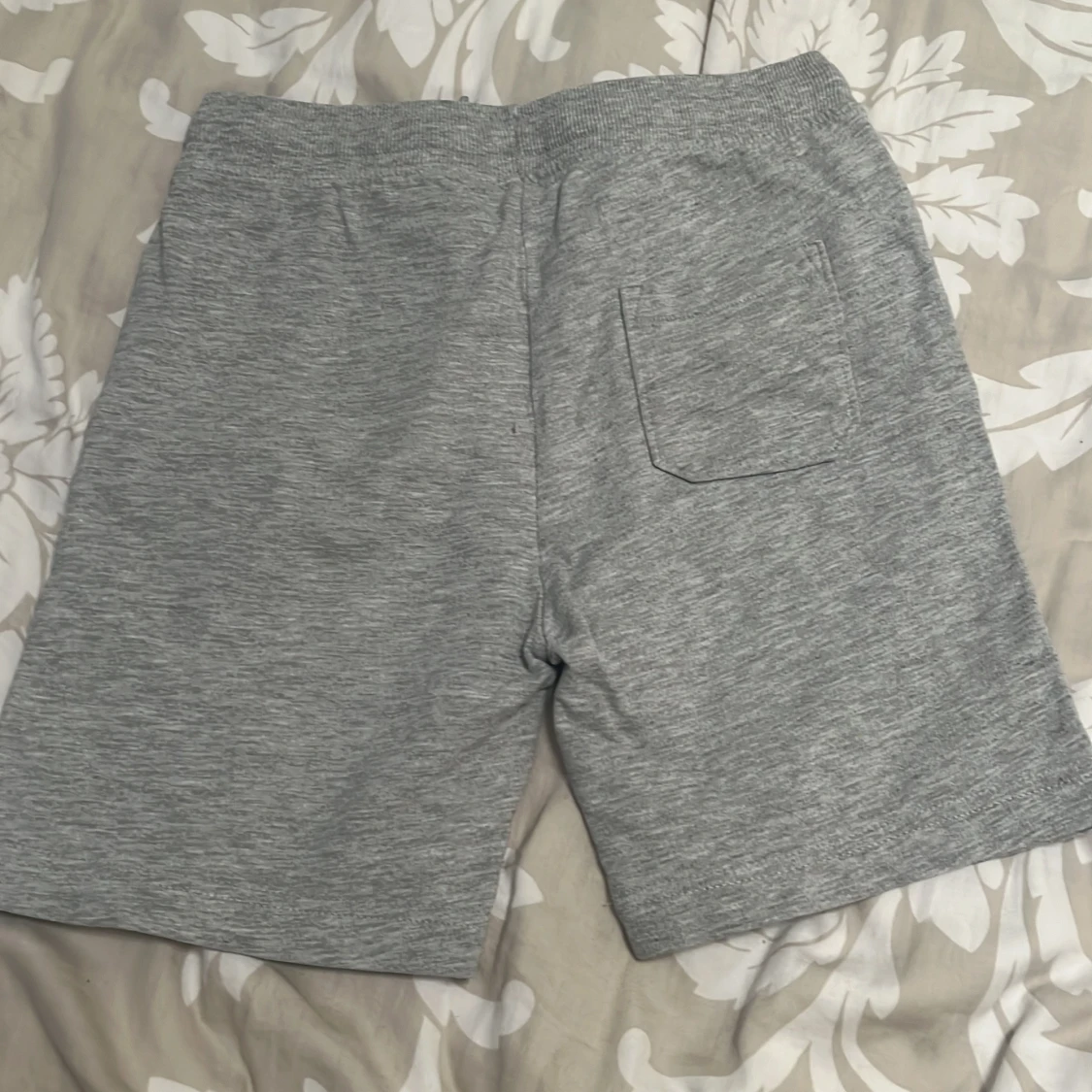 Grå shorts med dragsko - 90