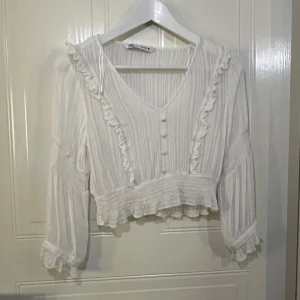 Jätte fin topp !!  - En jätte fin topp, perfekt till ett par jeans !  Säljer då den inte kommer till användning  De är bara att fråga om du har några frågor eller vill ha fler bilder 🫶🏻