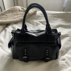 handväska  - lägger upp igen pga oseriös köpare! fin väska med jätte mycket plats i, fint skick💕