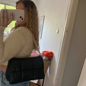 Handväska - Lite större handväska, använd fåtal gånger! 