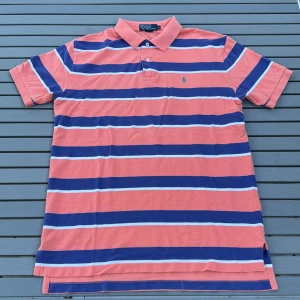 Kanye west liknande polo - Säljer en vintage polo ralph lauren piké som liknar den ikoniska kanye west polon han hade på sig i sin tidiga karriär.