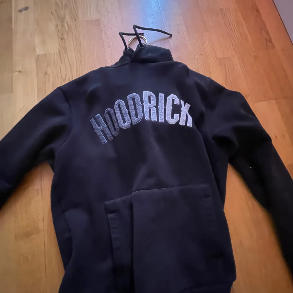 Säljer min hoodrich hoodie har använt den 5 gånger Max, den är fin men den är för liten för mig . Hoodies.